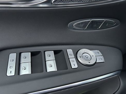 Used 2022 Genesis GV70 2.5T w/ Advanced Package image 5