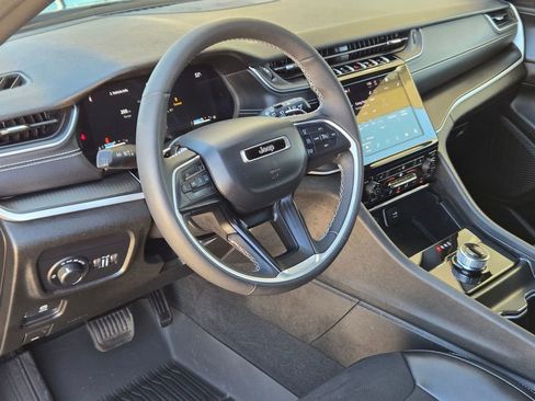 Used 2025 Jeep Grand Cherokee Altitude AWD/4WD image 10