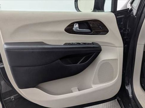 Used 2023 Chrysler Pacifica Limited FWD image 13