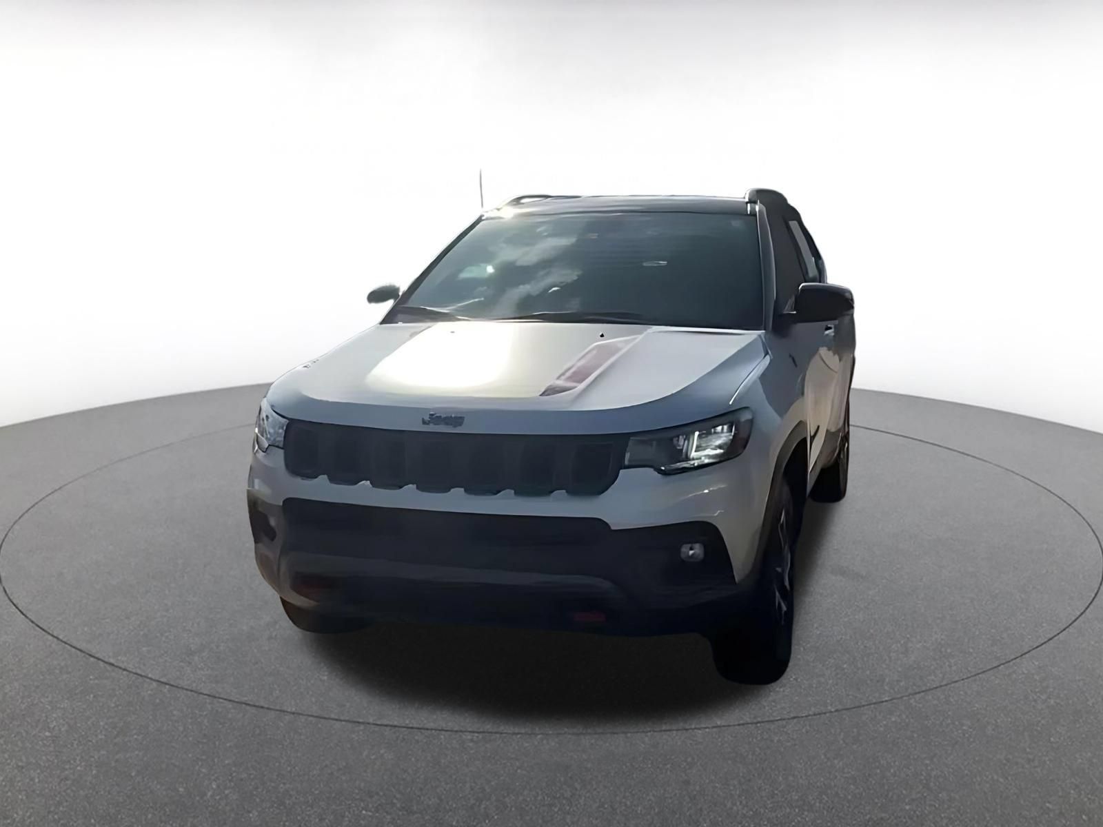 Used 2025 Jeep Compass Trailhawk AWD/4WD image 4