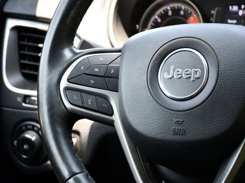 Used 2019 Jeep Cherokee Latitude w/ Cold Weather Group AWD/4WD image 20