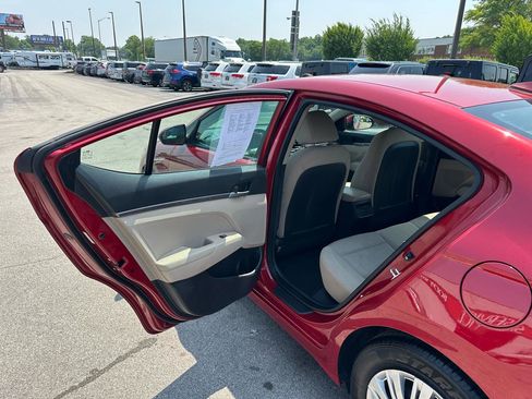 Used 2017 Hyundai Elantra SE w/ Cargo Package image 12