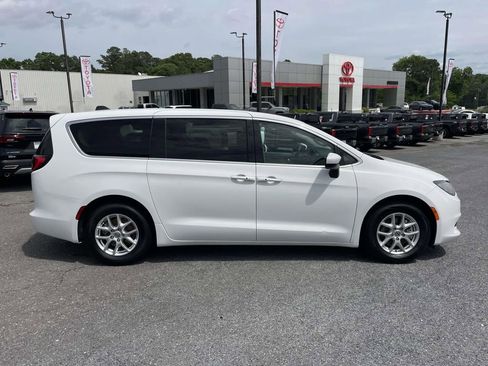 Used 2022 Chrysler Voyager LX FWD image 2