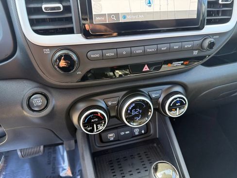 Used 2023 Hyundai Venue Limited FWD image 29