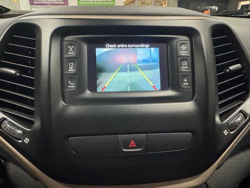 Used 2018 Jeep Cherokee Latitude w/ Altitude Package image 22