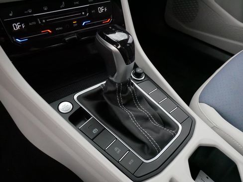Used 2025 Volkswagen Jetta SE w/ Sunroof Package FWD image 24