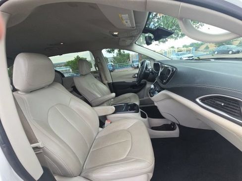 Used 2021 Chrysler Pacifica Touring-L FWD image 12