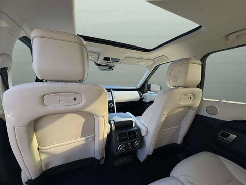 Used 2025 Land Rover Discovery S image 31