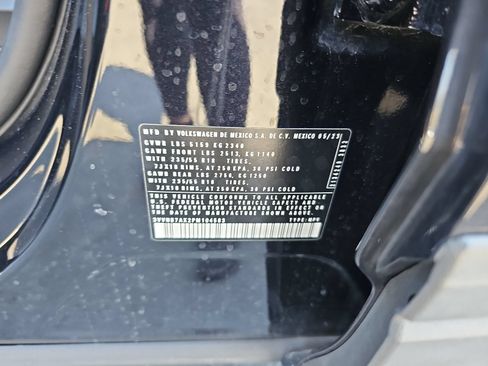Used 2023 Volkswagen Tiguan SE w/ Panoramic Sunroof Package FWD image 9