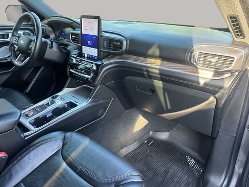 Used 2023 Ford Explorer Platinum w/ Technology Package image 13