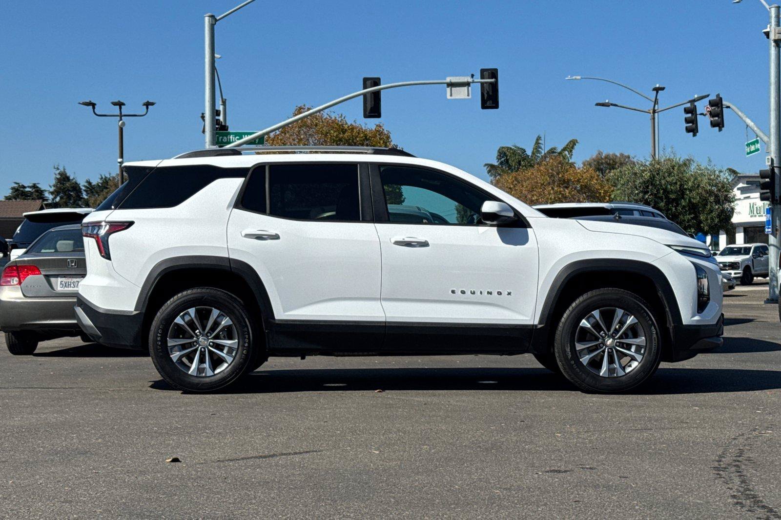 Used 2025 Chevrolet Equinox LT w/ Convenience Package II FWD image 4