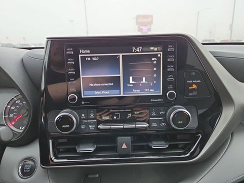 Used 2022 Toyota Highlander L image 25