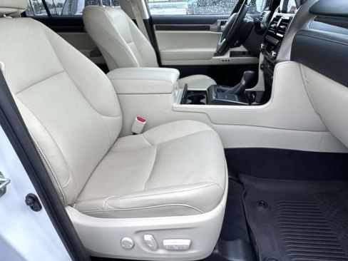 Used 2023 Lexus GX 460 Luxury w/ Accessory Package AWD/4WD image 11