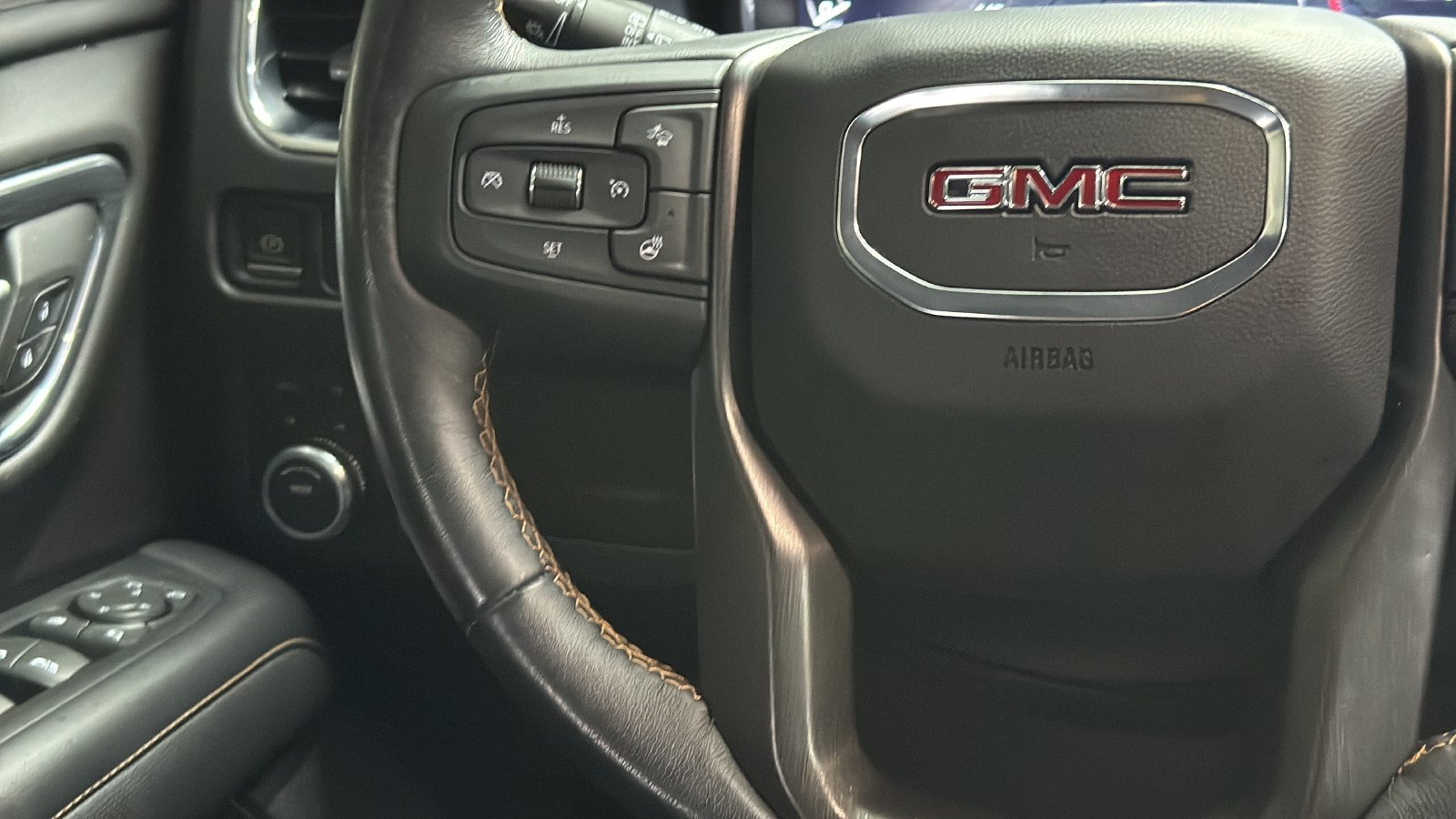 Used 2023 GMC Yukon AT4 w/ Technology Package AWD/4WD image 16