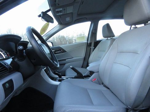 Used 2017 Honda Accord EX-L image 11