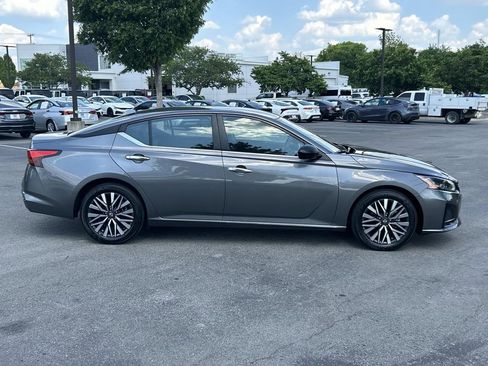 Used 2025 Nissan Altima 2.5 SV FWD image 2