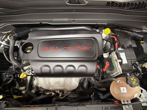 Used 2017 Jeep Renegade Latitude w/ Popular Equipment Group FWD image 9