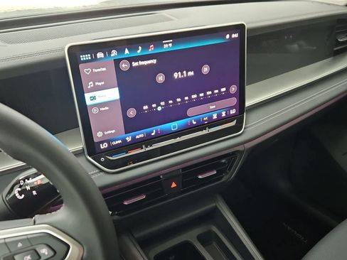 New 2025 Volkswagen Tiguan SE image 29