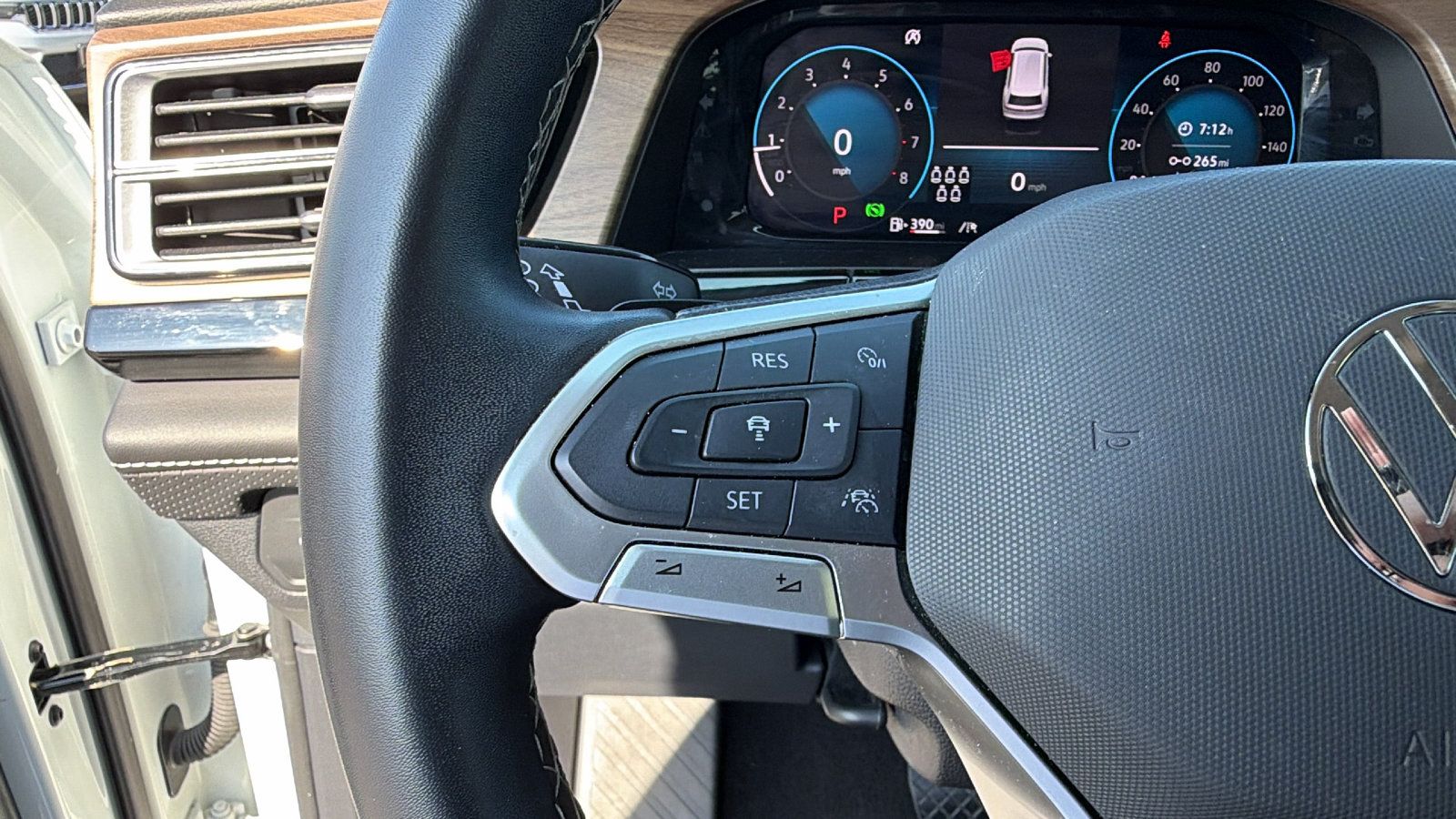 Used 2025 Volkswagen Atlas SE FWD image 28