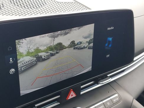 Used 2025 Hyundai Elantra Limited FWD image 18