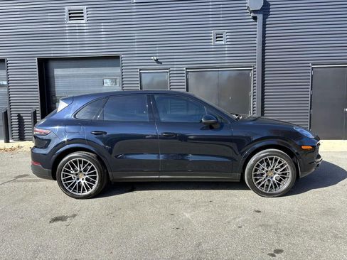 Certified 2022 Porsche Cayenne Platinum Edition image 11