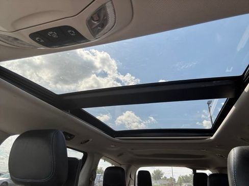 Used 2021 Chrysler Pacifica Touring-L w/ Uconnect Theater Family Group AWD/4WD image 26
