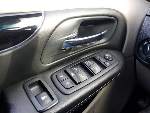 Used 2017 Dodge Grand Caravan SXT image 13