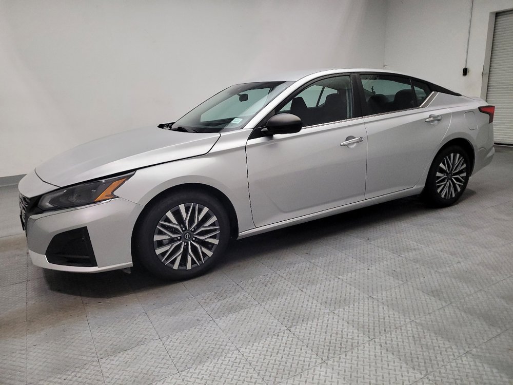 Used 2024 Nissan Altima 2.5 SV FWD image 2