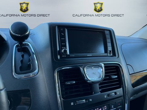 Used 2016 Chrysler Town & Country Limited image 13