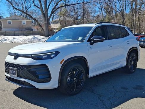 Certified 2025 Volkswagen Tiguan SE R-Line image 5