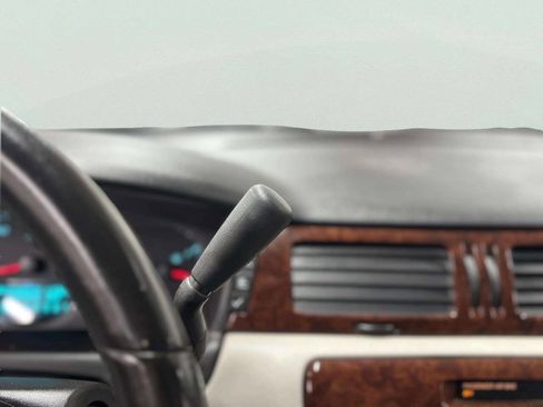 Used 2010 Chevrolet Impala LT w/ Convenience Package image 30