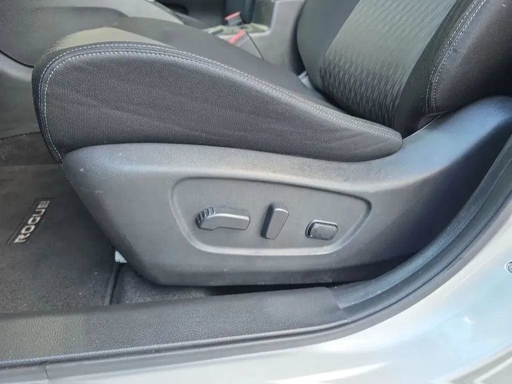 Used 2020 Nissan Rogue SV FWD image 16