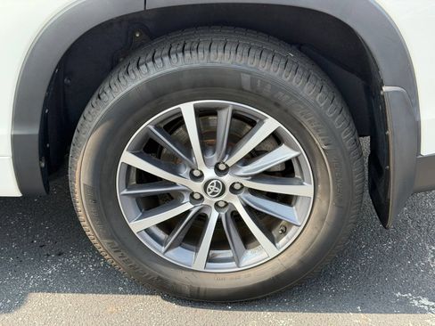 Used 2018 Toyota Highlander XLE AWD/4WD image 31