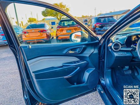 Used 2025 Chevrolet Trax ACTIV w/ Sunroof Package image 17