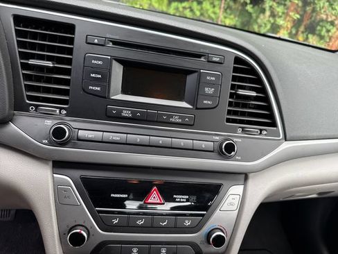 Used 2017 Hyundai Elantra SE FWD image 18