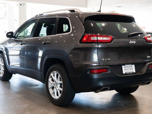 Used 2017 Jeep Cherokee Latitude w/ Comfort/Convenience Group AWD/4WD image 6