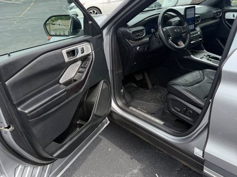 Used 2020 Ford Explorer Platinum w/ Premium Technology Package AWD/4WD image 23
