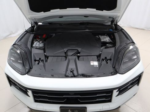 Used 2024 Porsche Cayenne AWD/4WD image 10