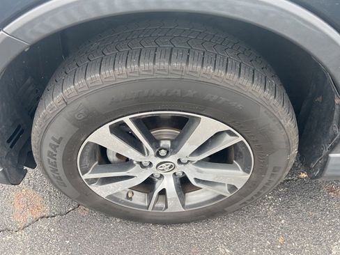 Used 2018 Toyota RAV4 XLE image 18