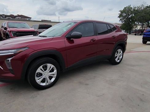Certified 2025 Chevrolet Trax LS FWD image 4