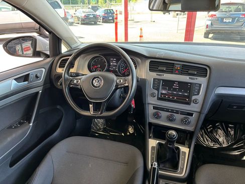 Used 2016 Volkswagen Golf S image 10