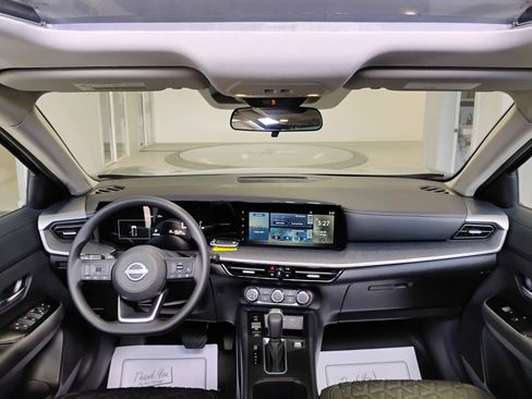 Used 2025 Nissan Kicks SV w/ SV Premium Package FWD image 16