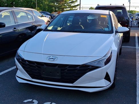 Used 2023 Hyundai Elantra SEL w/ Convenience Package FWD image 2