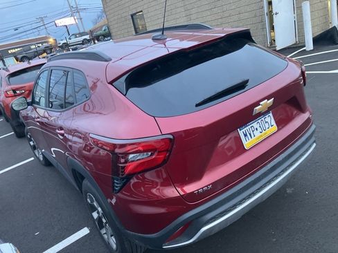 Used 2025 Chevrolet Trax LT w/ LT Convenience Package image 4