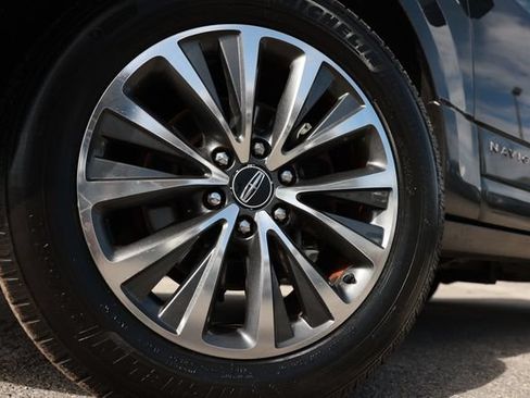 Used 2016 Lincoln Navigator Select RWD image 36