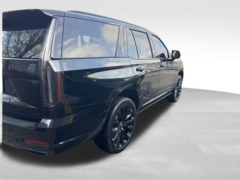 Used 2026 Cadillac Escalade Platinum Sport w/ LPO, ONYX Package image 4