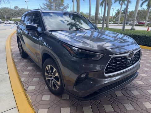 Used 2023 Toyota Highlander XLE image 5