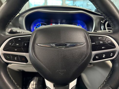 Used 2023 Chrysler Pacifica Touring-L FWD image 27
