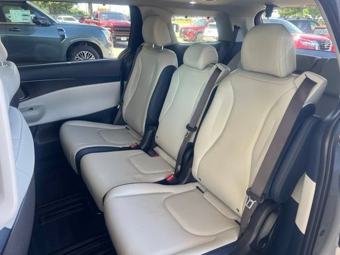 Certified 2025 Kia Carnival SX w/ SX Dark Edition Package FWD image 9
