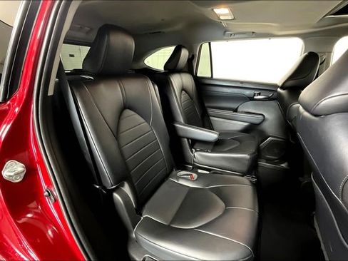 Used 2022 Toyota Highlander XLE image 27